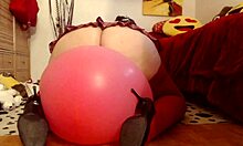 इटालियन मेच्योर महिला नमी से ढके गुब्बारे पर सवार होते हुए ऑर्गेज़म करती हुई।