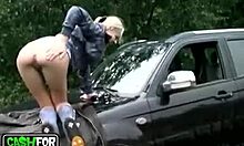 सेक्सी बॉम्बशेल अपनी कार पर आउटडोर प्रोन एक्शन से पहले पोज़ देती हुई।