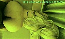 एशियाई बेब घर में बने वीडियो में हार्डकोर एक्शन के लिए मांग करती है।