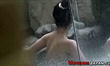 उत्तेजित एशियाई लड़कियां बाथटब में बारी-बारी से लेती हैं